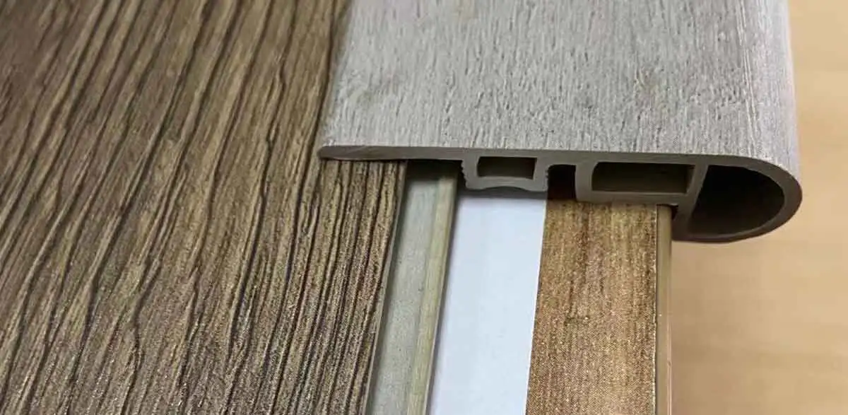 installing-vinyl-plank-on-stairs