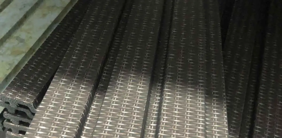 laying-vinyl-flooring