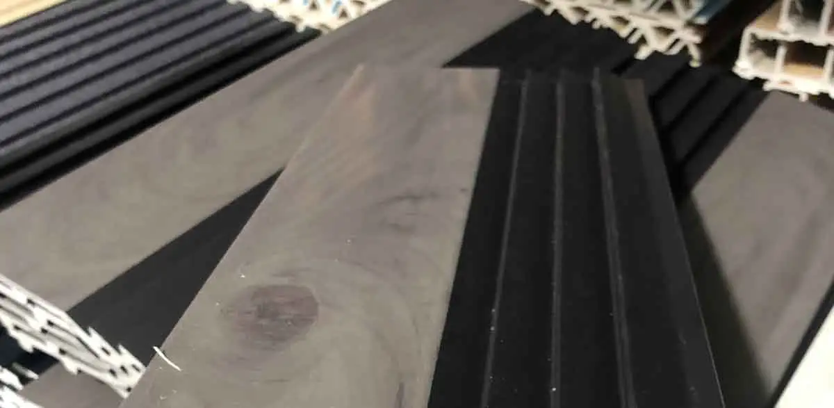 laying-vinyl-on-floorboards